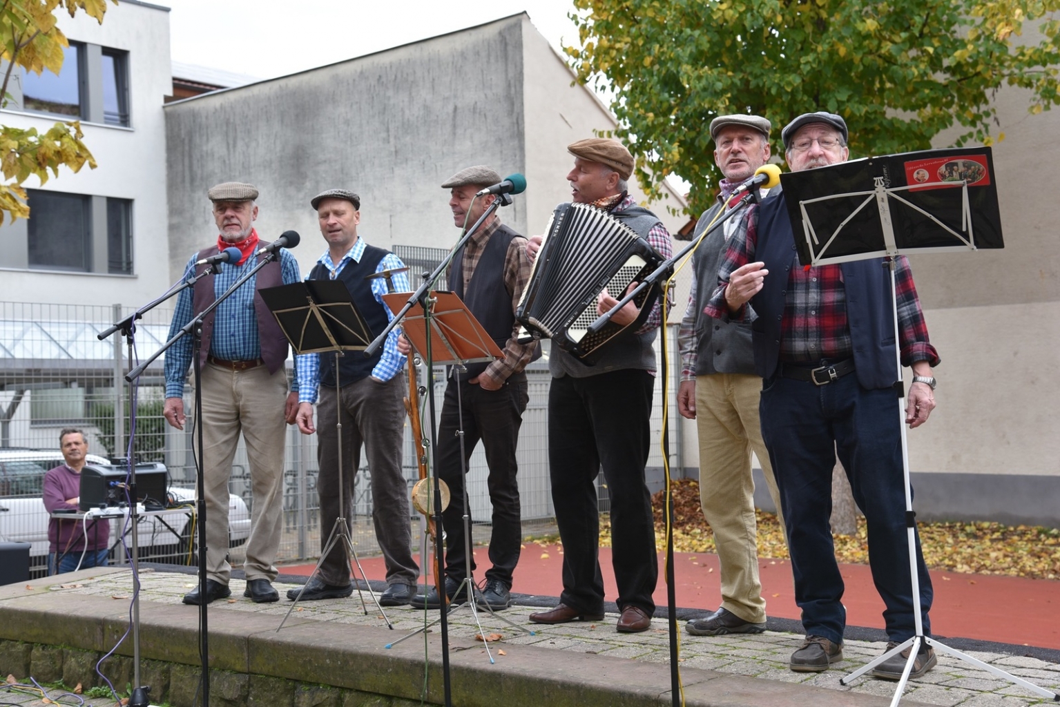 Die Kerweborscht beim Musizieren auf dem Schulhof.