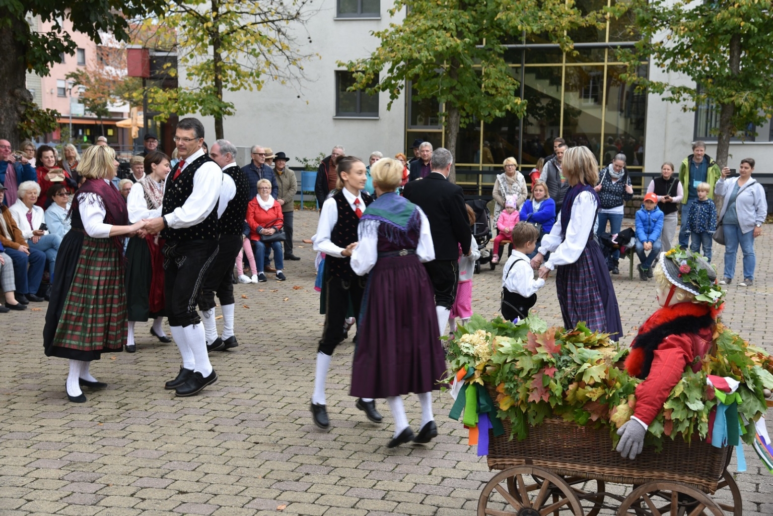 Die Böhmerwäldler beim Kerwetanz auf dem Schulhof.