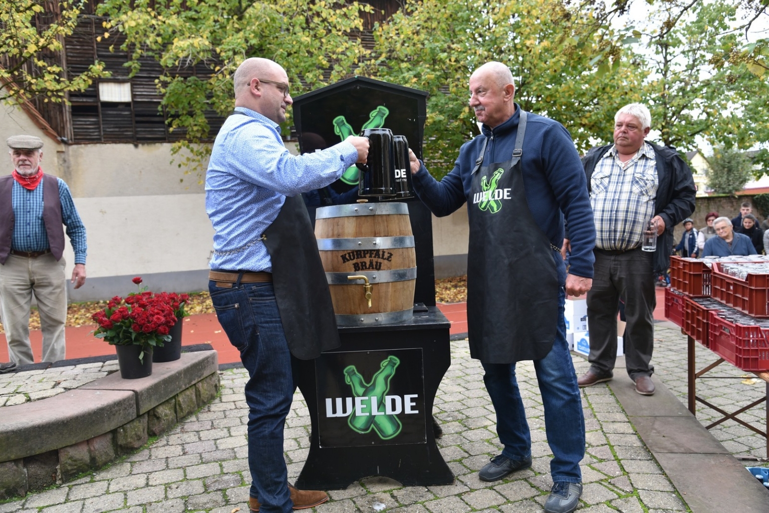 Bürgermeister Jens Geiß und Dieter Burkard, Vorsitzender des HuKO, beim Fassbieranstich.