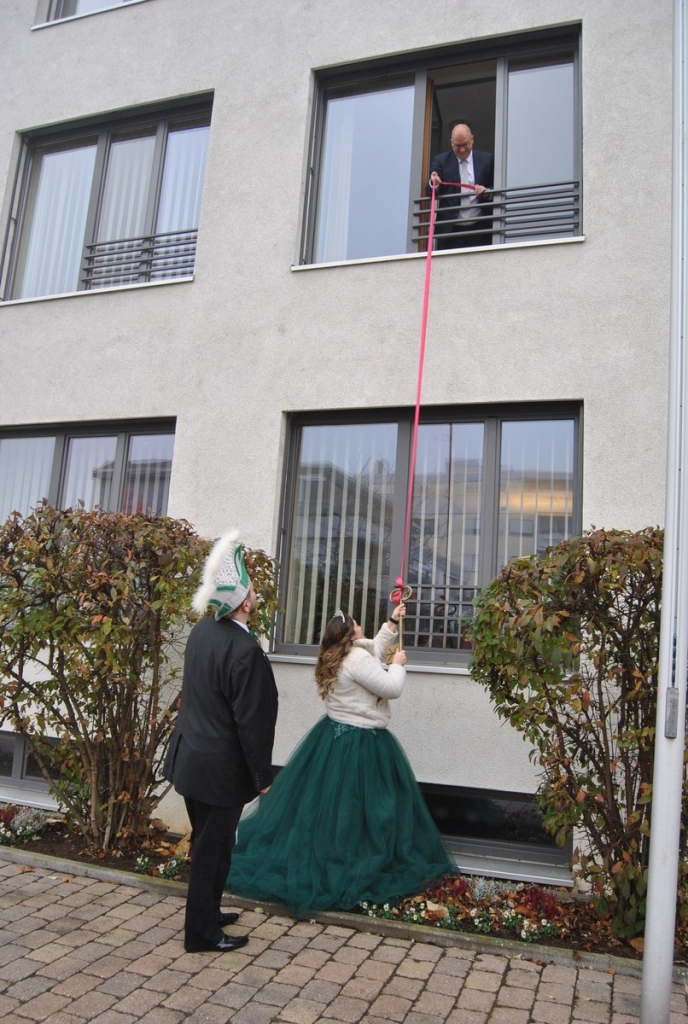 Grün-Weiß-Prinzessin Sina II. und Vereinspräsident Jürgen Abel forderten vom Bürgermeister den Rathausschlüssel. Foto: Gemeinde