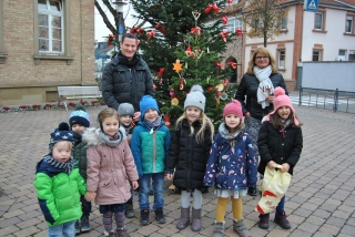 Kinder der Albert-Schweitzer-Kita vor dem geschmückten Rathaustannenbaum. Links hinten Hauptamtsleiter Jens Volpp, rechts hinten Bürgermeister-Stellvertreterin Annette Dietl-Faude. Kinder der Albert-Schweitzer-Kita vor dem geschmückten Rathaustannenbaum. Links hinten Hauptamtsleiter Jens Volpp, rechts hinten Bürgermeister-Stellvertreterin Annette Dietl-Faude.