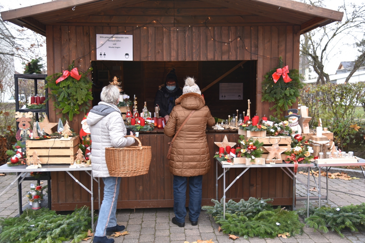 Weihnachtshütte mit selbstgemachten Dekoartikeln.