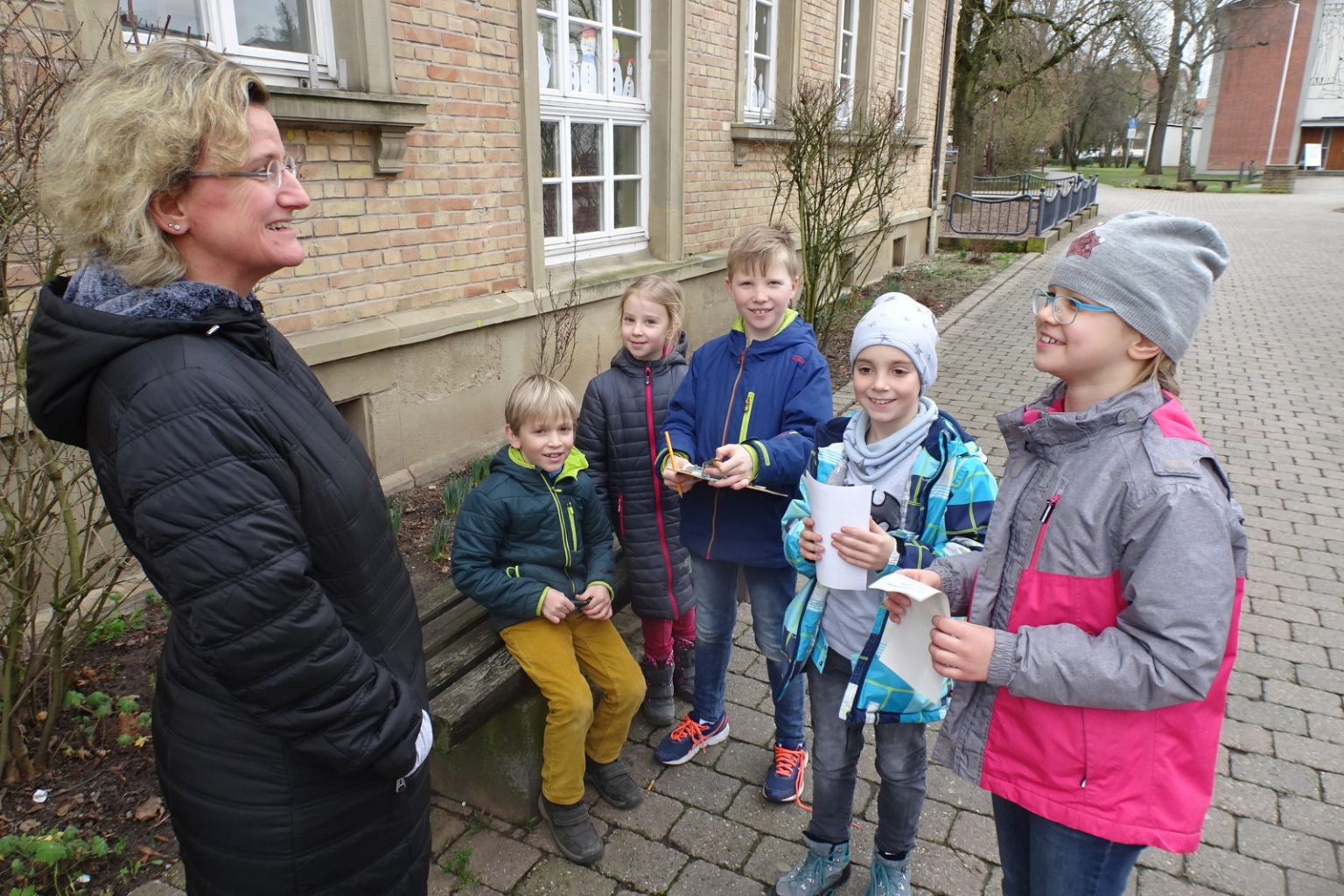 Kinder der Natur AG machen eine Straßenumfrage.