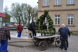 Die Mitglieder des Heimat- und Kulturkreises stellen die Osterkrone auf. Foto: Gemeinde Die Mitglieder des Heimat- und Kulturkreises stellen die Osterkrone auf. Foto: Gemeinde