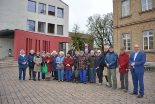 Bürgermeister Geiß (r.) mit den Mitgliedern des Heimat- und Kulturkreises vor der Osterkrone. Foto: Gemeinde Bürgermeister Geiß (r.) mit den Mitgliedern des Heimat- und Kulturkreises vor der Osterkrone. Foto: Gemeinde