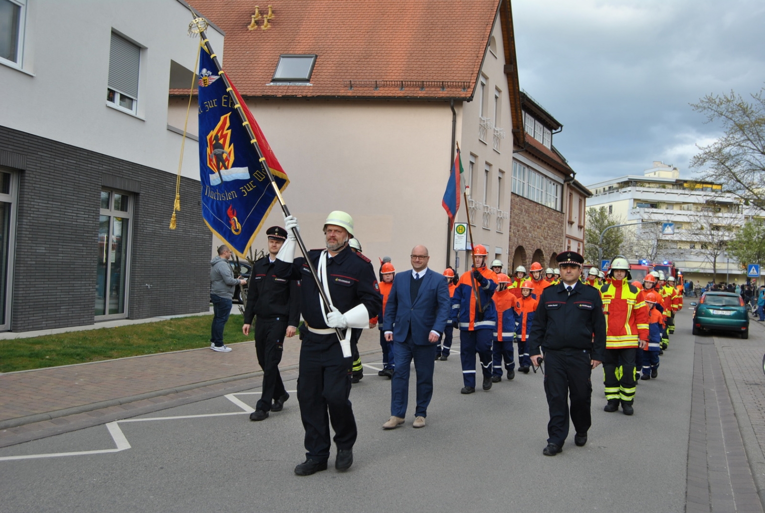 Der Blaulicht-Umzug fand mit 80 Mitgliedern der Freiwilligen Feuerwehr Oftersheim statt, die zu Fuß gingen.