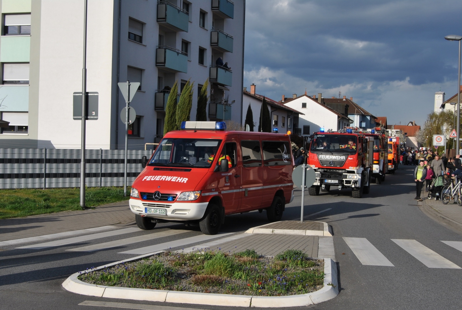Die Feuerwehrwagen wurden ebenfalls zu ihrem neuen Domizil gefahren.