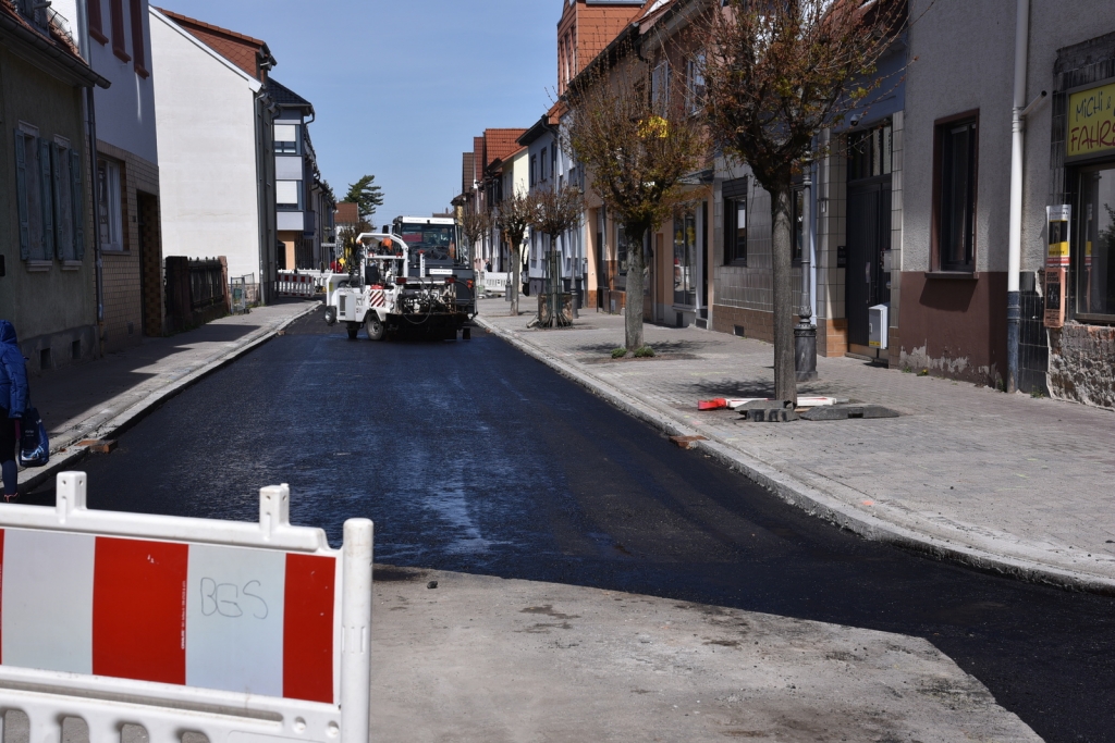 Asphaltierung im vierten Bauabschnitt der Mannheimer Straße Asphaltierung im vierten Bauabschnitt der Mannheimer Straße