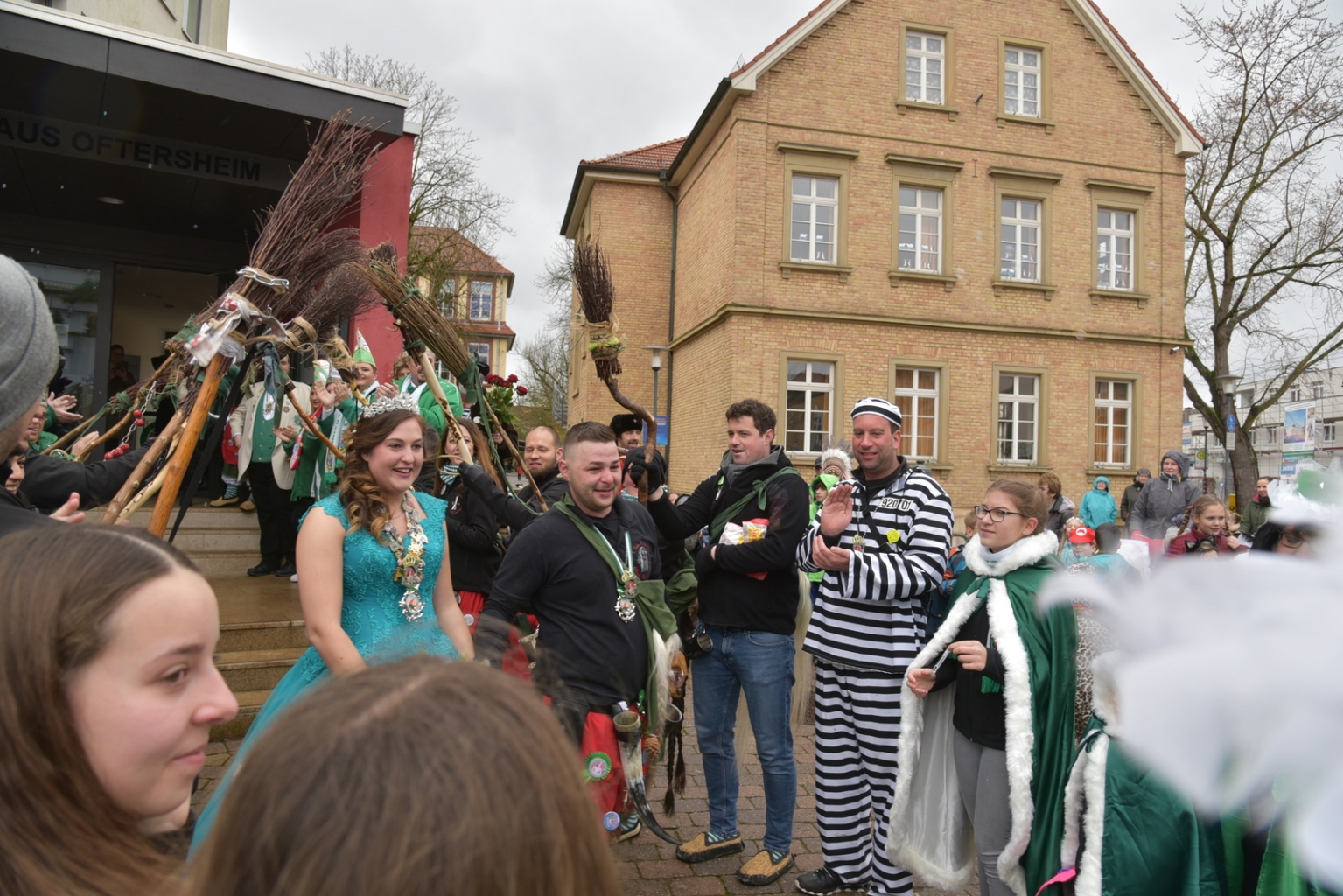Faschingsdienstag - das Brautpaar wird beglückwünscht