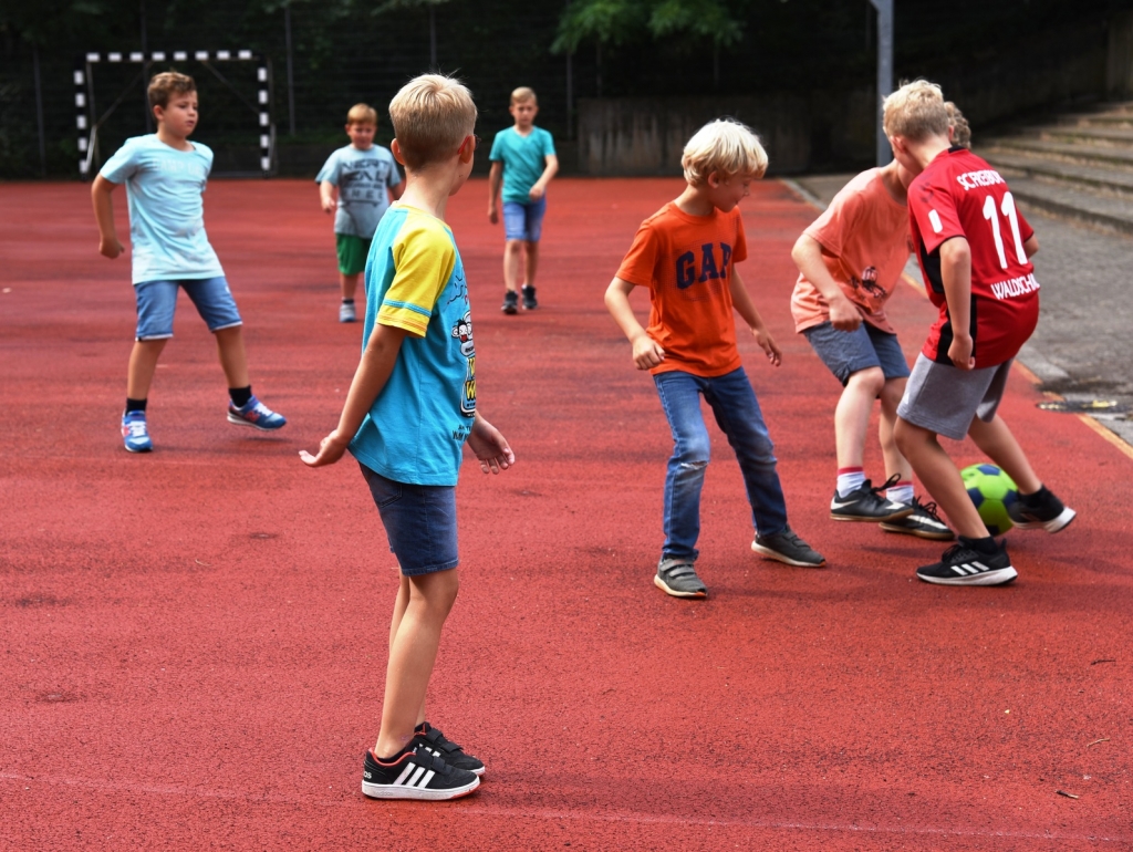 Fußballspielende Kinder bei der Sommerferienbetreuung 2019 Fußballspielende Kinder bei der Sommerferienbetreuung 2019