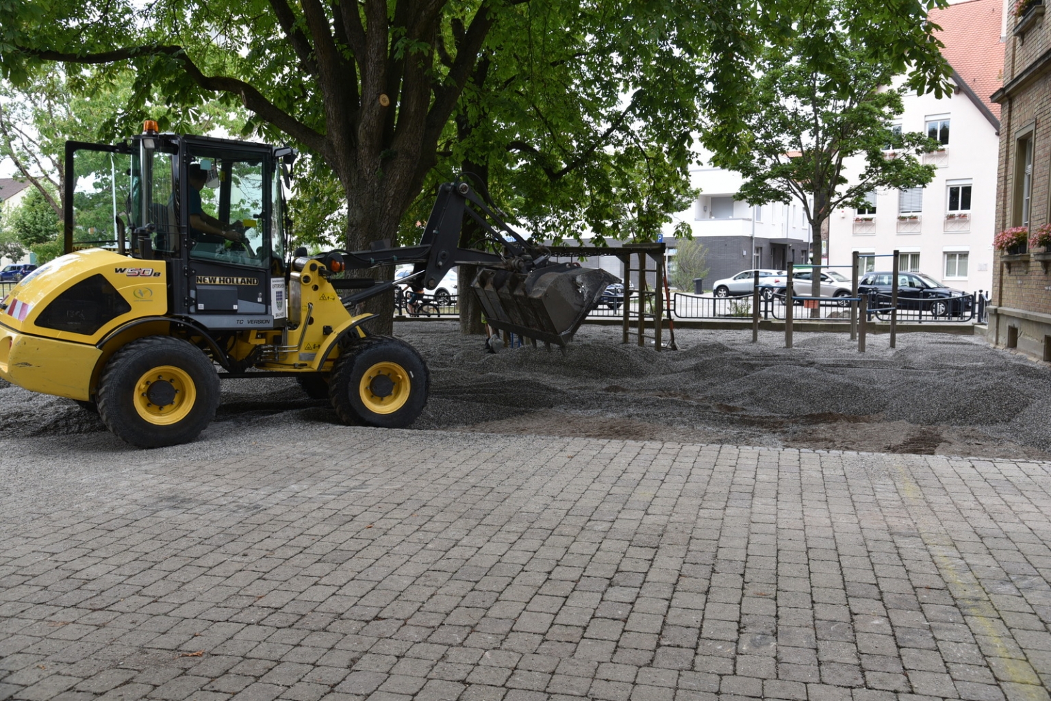 Bagger auf dem Schulhof der FES