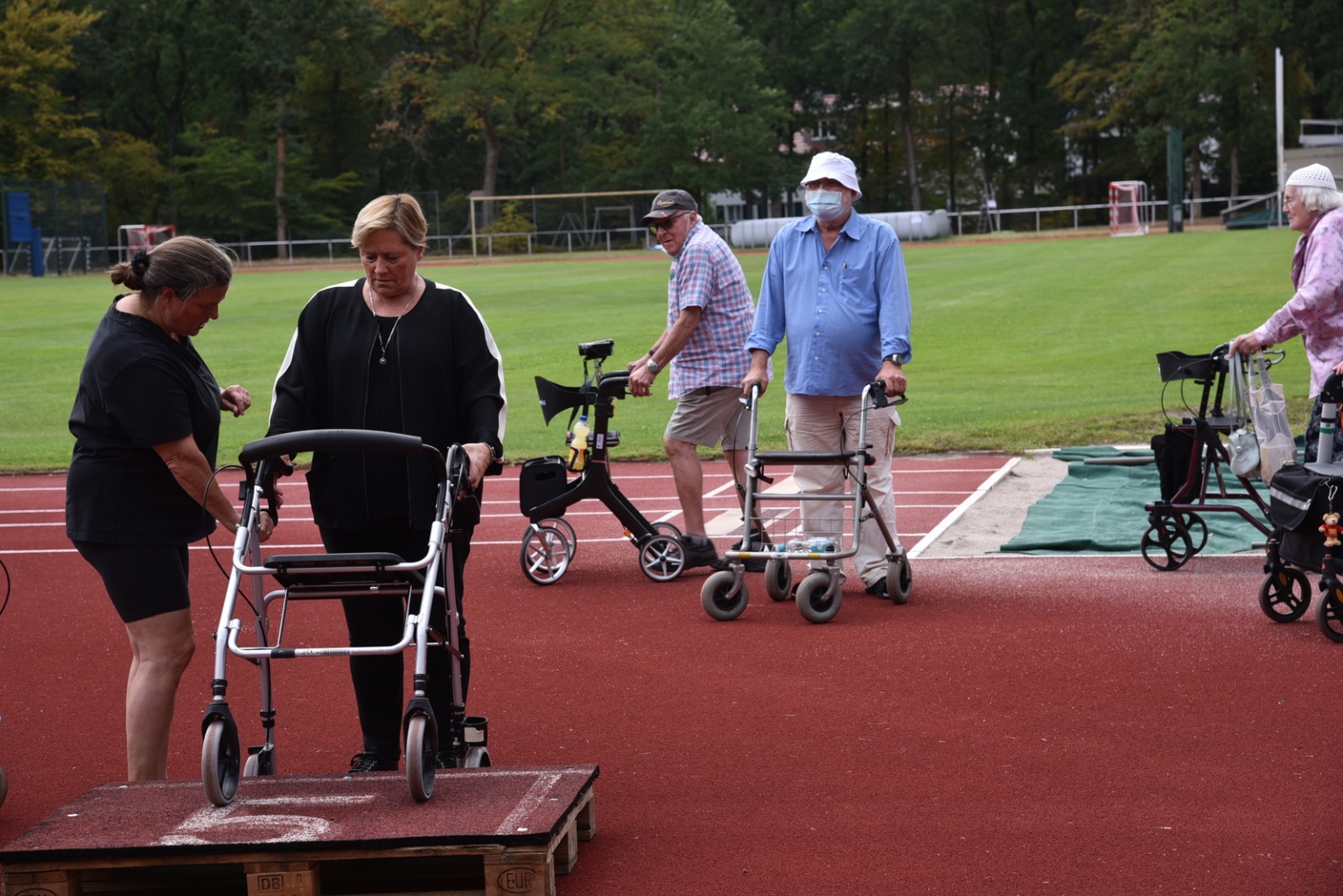 Mit dem Rollator über Hindernisse - Trainerin Elisabeth Groß erklärt der Ministerin die Technik.