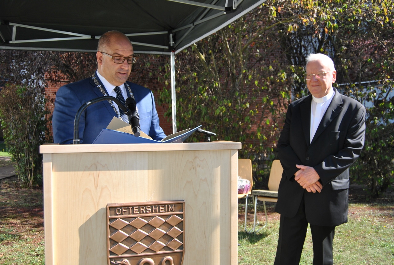 Bürgermeister Geiß bei der Überreichung der Urkunde.