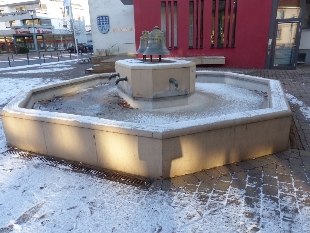 Rathaus mit Brunnen Rathaus mit Brunnen