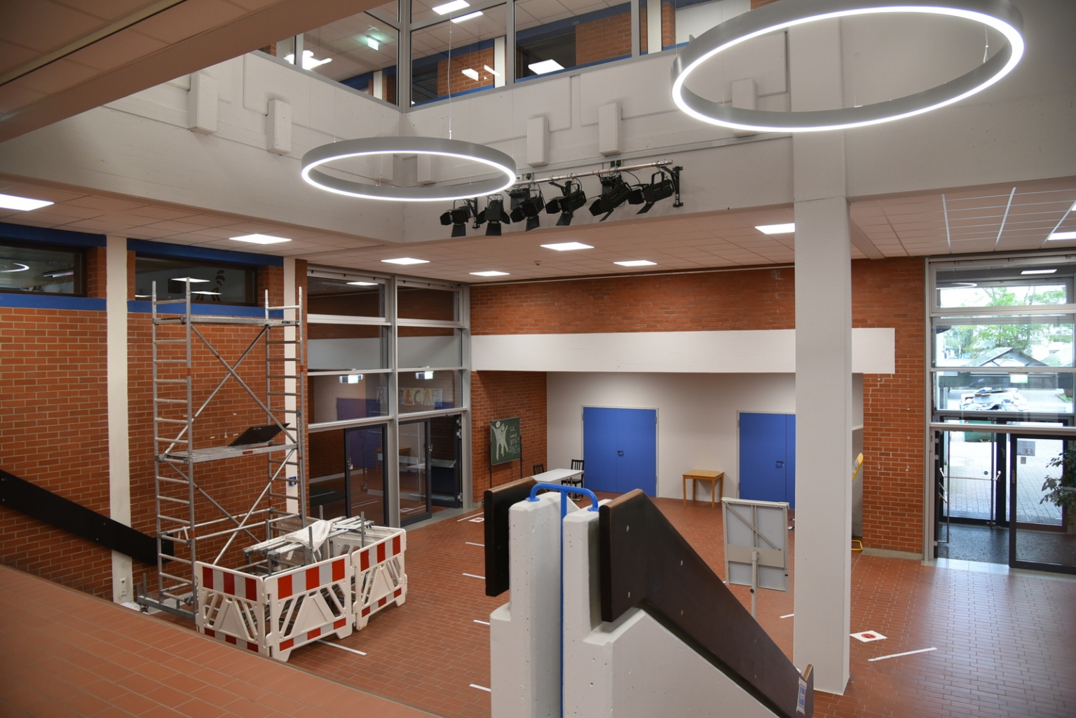 Aula am Eingang mit Blick vom ersten Stock ins Erdgeschoss.