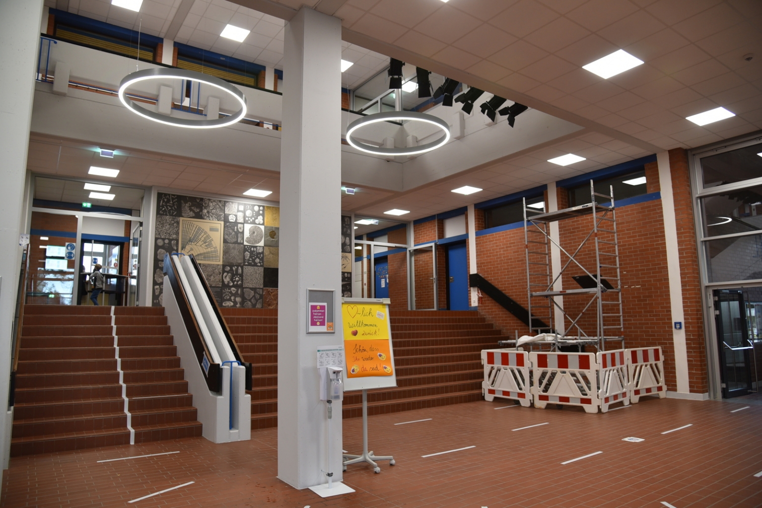Aula am Eingang mit Blick in den ersten Stock