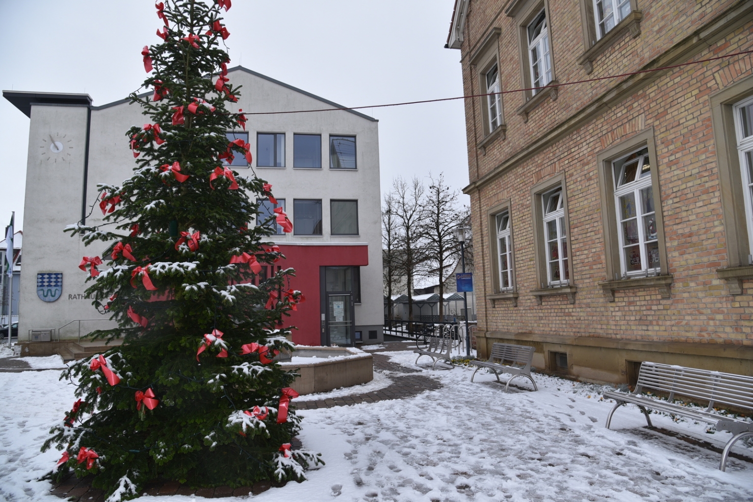 Rathausvorplatz mit Schnee