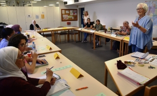 Deutschsprachkurs für Frauen mit Migrationshintergrund, Lehrerin Brigitte Frei erläutert die Grammatik. Deutschsprachkurs für Frauen mit Migrationshintergrund, Lehrerin Brigitte Frei erläutert die Grammatik.