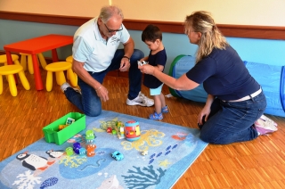Während der Sprachkurs läuft, kümmern sich Elisabeth Grimm und Karlheinz Alt um die Kinder. Während der Sprachkurs läuft, kümmern sich Elisabeth Grimm und Karlheinz Alt um die Kinder.
