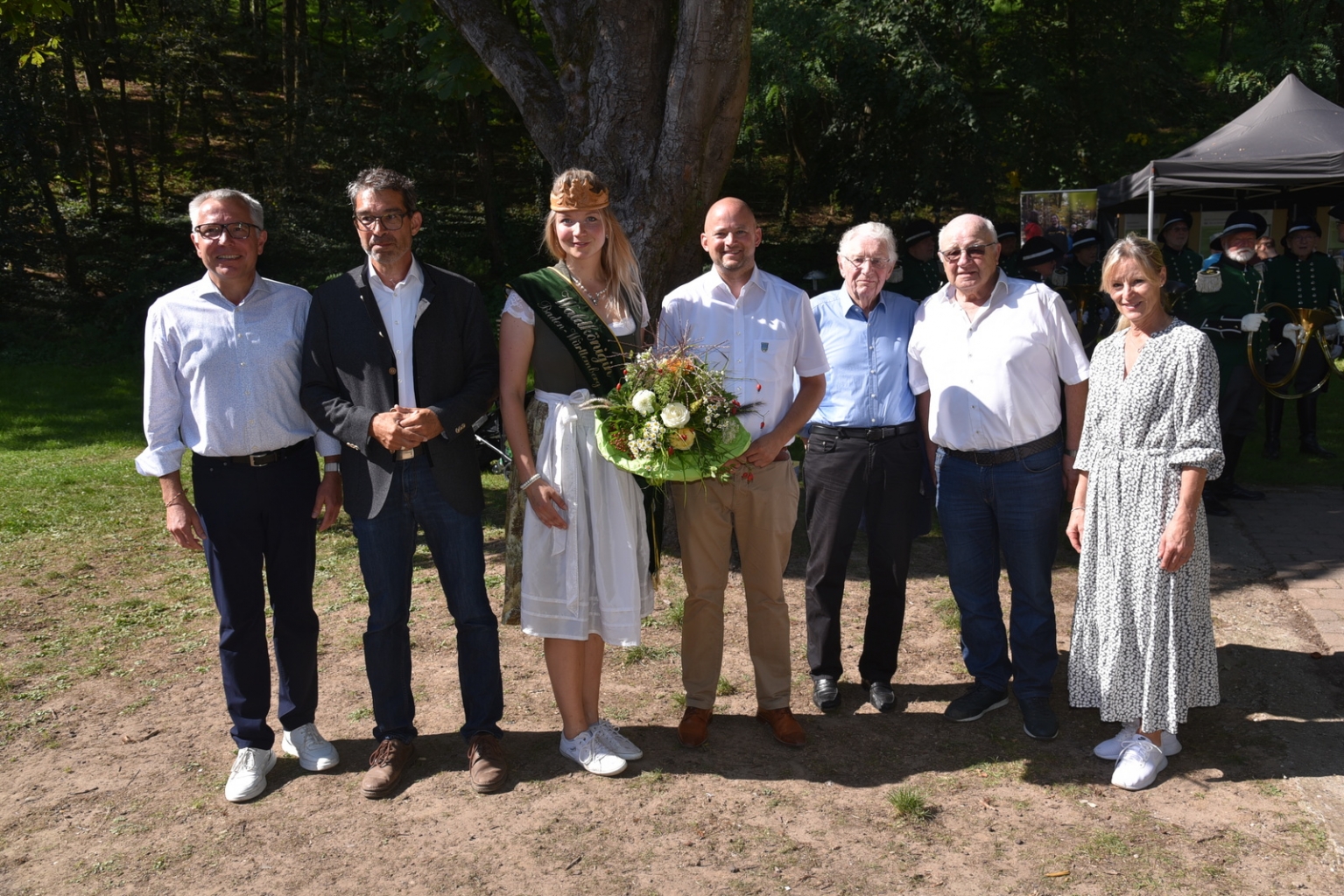 vlnr: Landrat Stefan Dallinger, Staatssekretär Dr. Andre Baumann, Waldkönigin Eva-Maria Speidel, Bürgermeister Pascal Seidel. Altbürgermeister Siegwald Kehder, Altbürgermeister Helmut Baust, Vereinskartellvorsitzende Siliva Höfs.