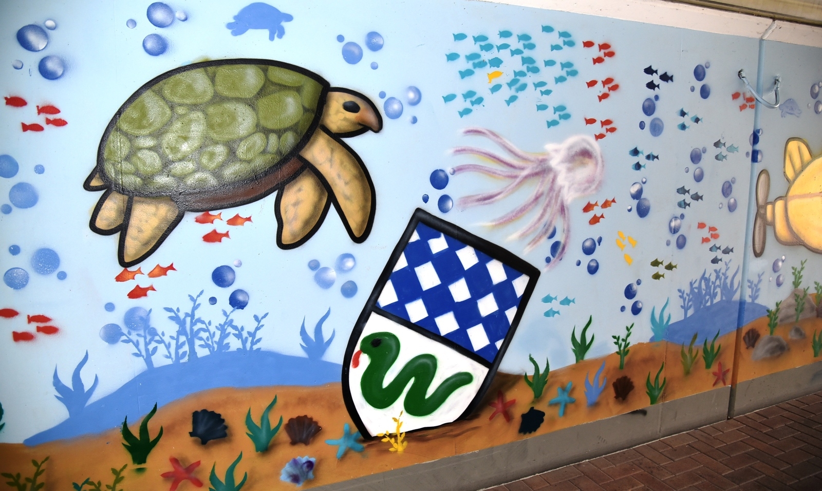 Ausschnitt der bemalten Wand, hier Schildkröte mit Oftersheimer Wappen