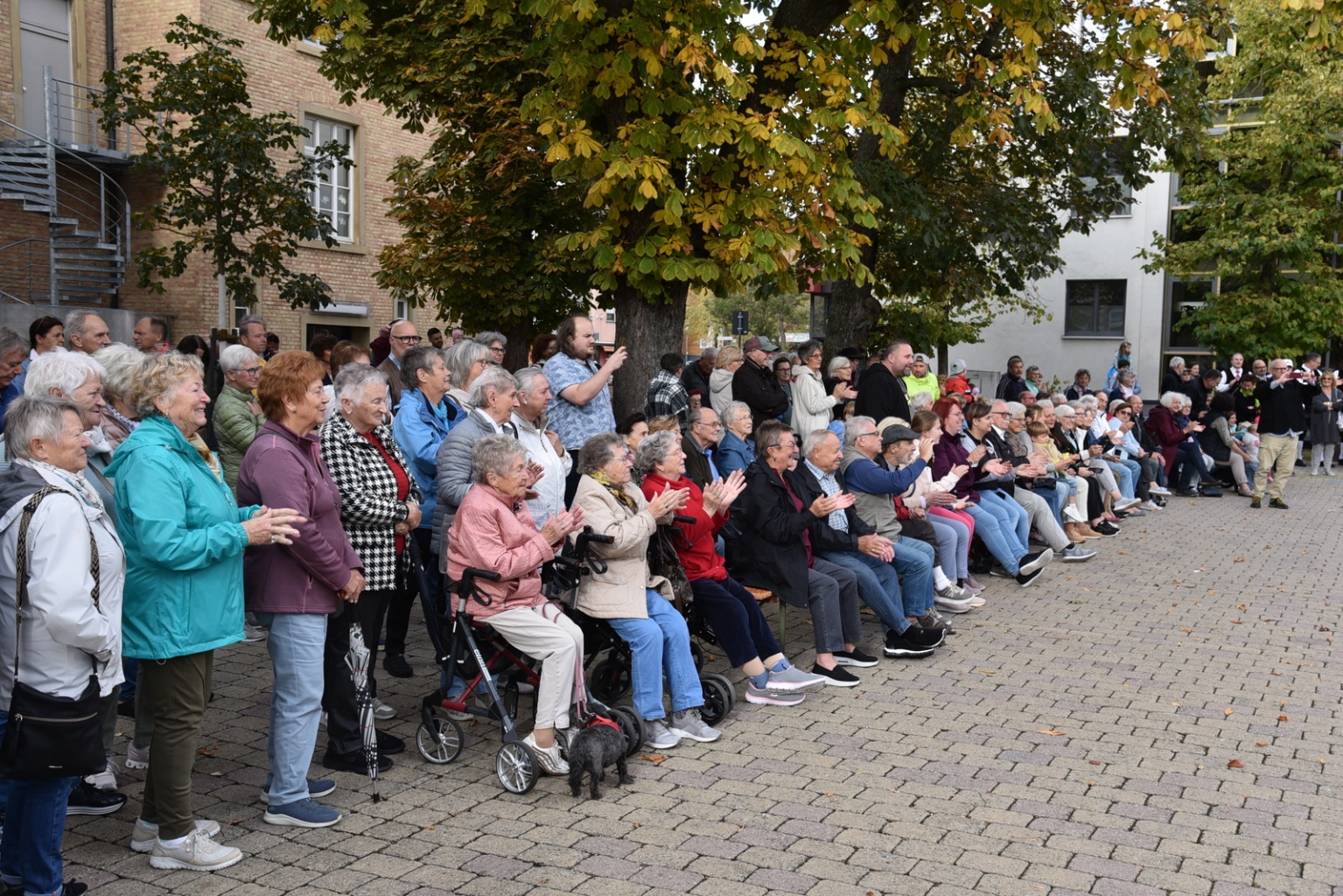 Bei der Eröffnung war der Schulhof gut besucht.