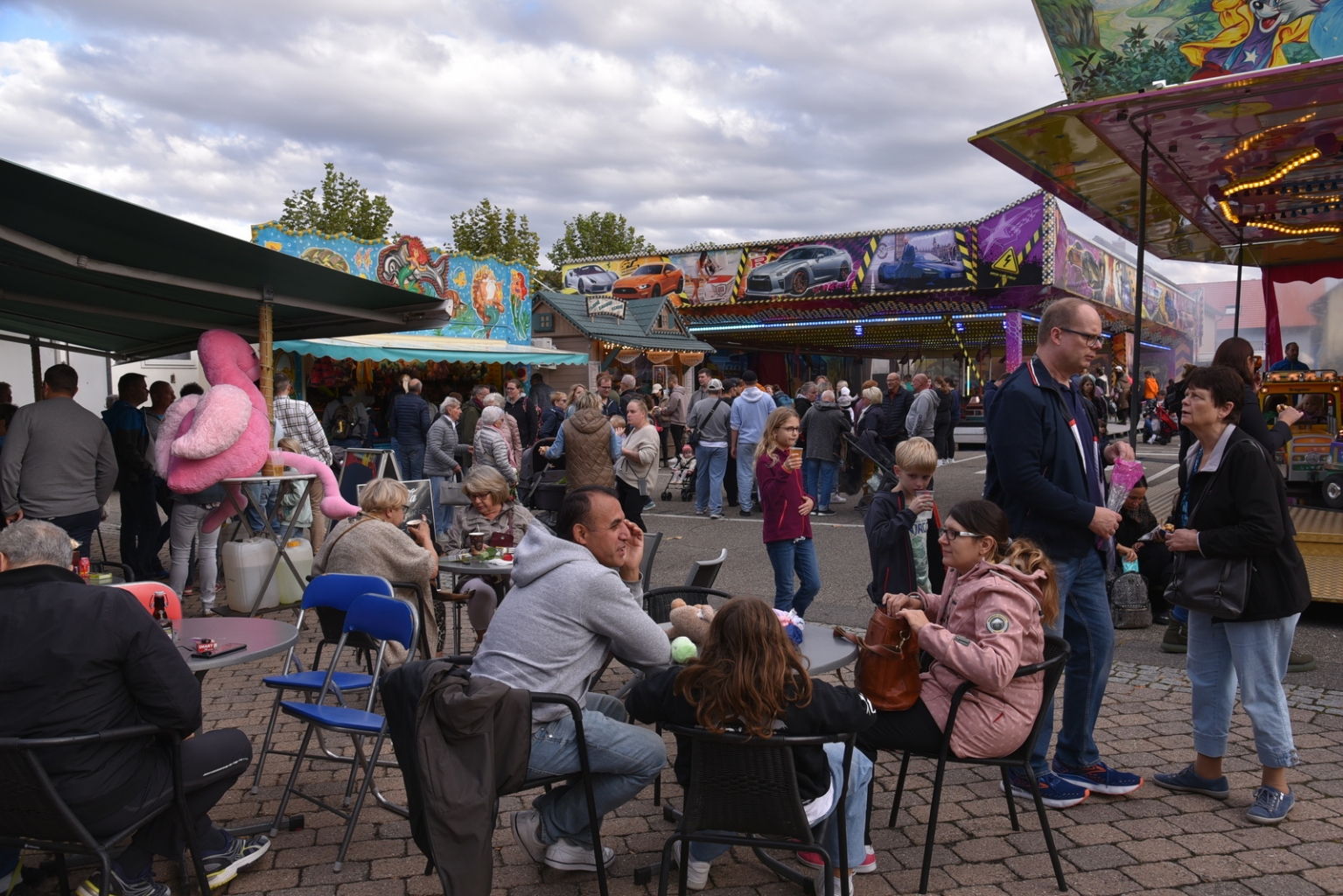 Viele Besucher*innen kamen auf den Festplatz.