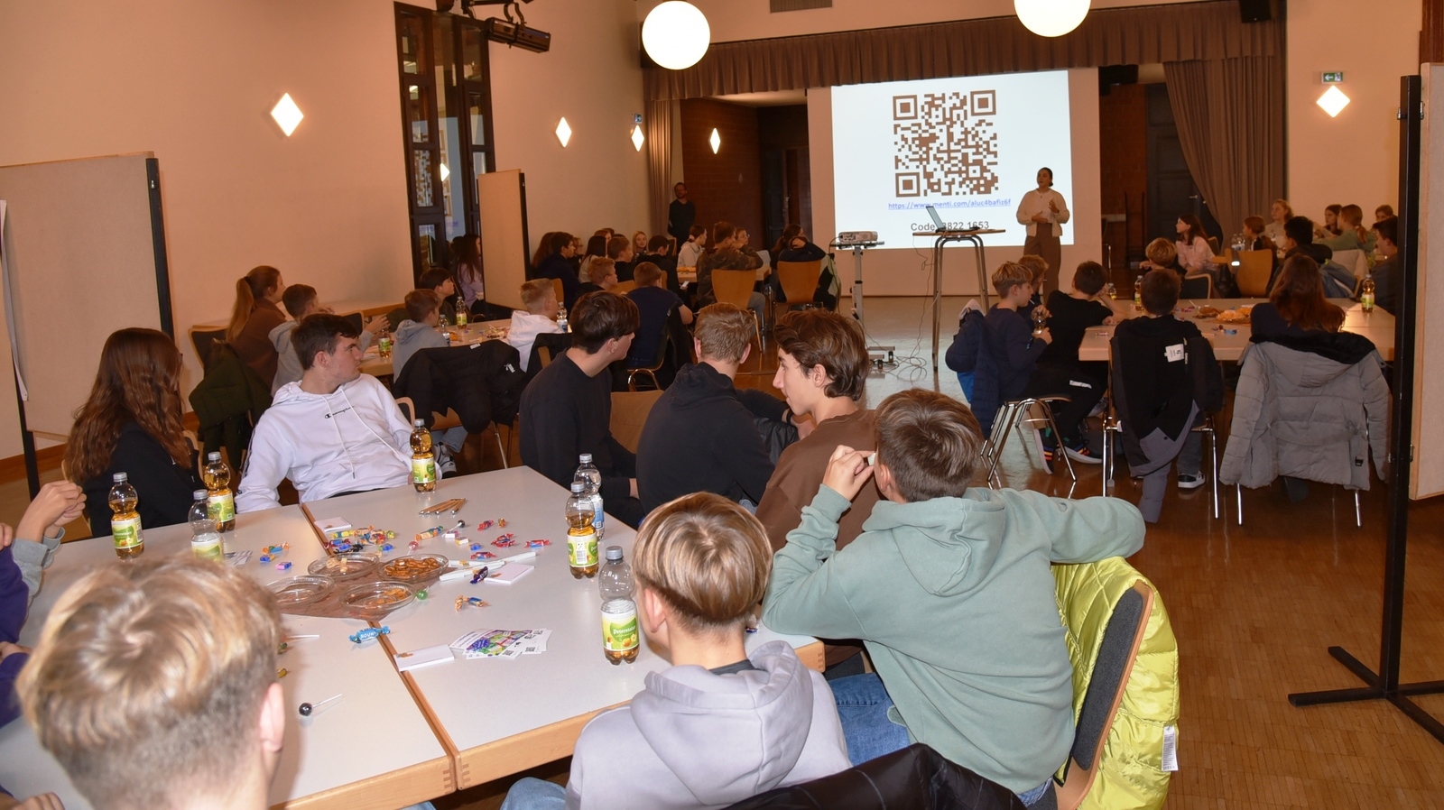 Rund 60 Jugendliche sind in den Rose-Saal zum Jugendhearing gekommen. 