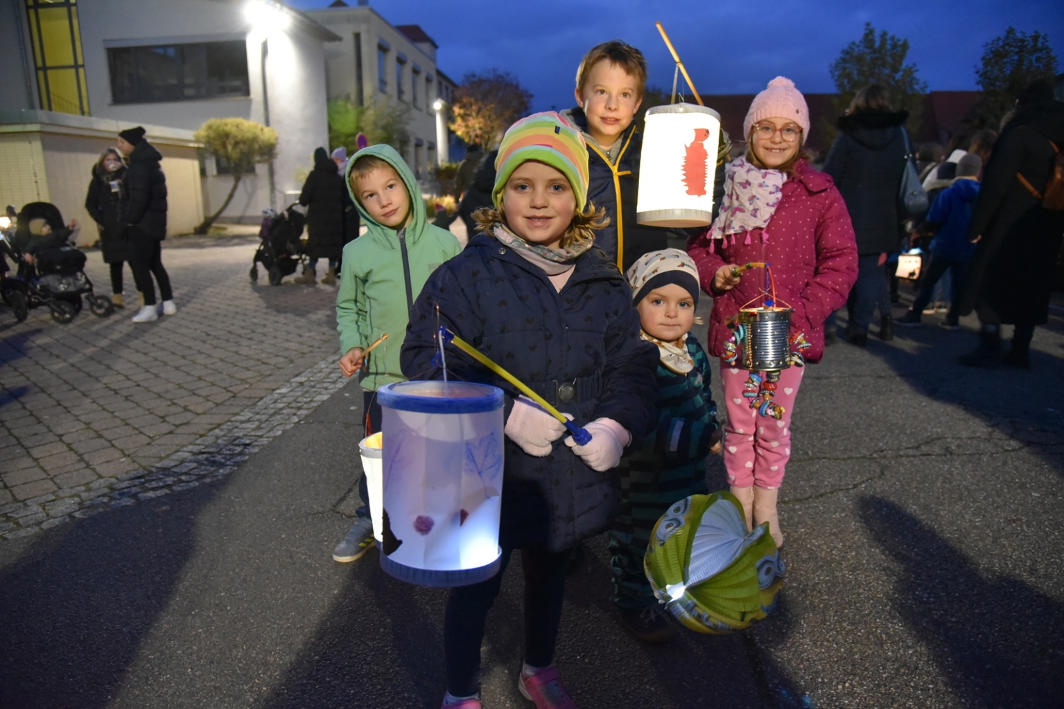 Viele Kinder mit vielen Lampions waren gekommen.