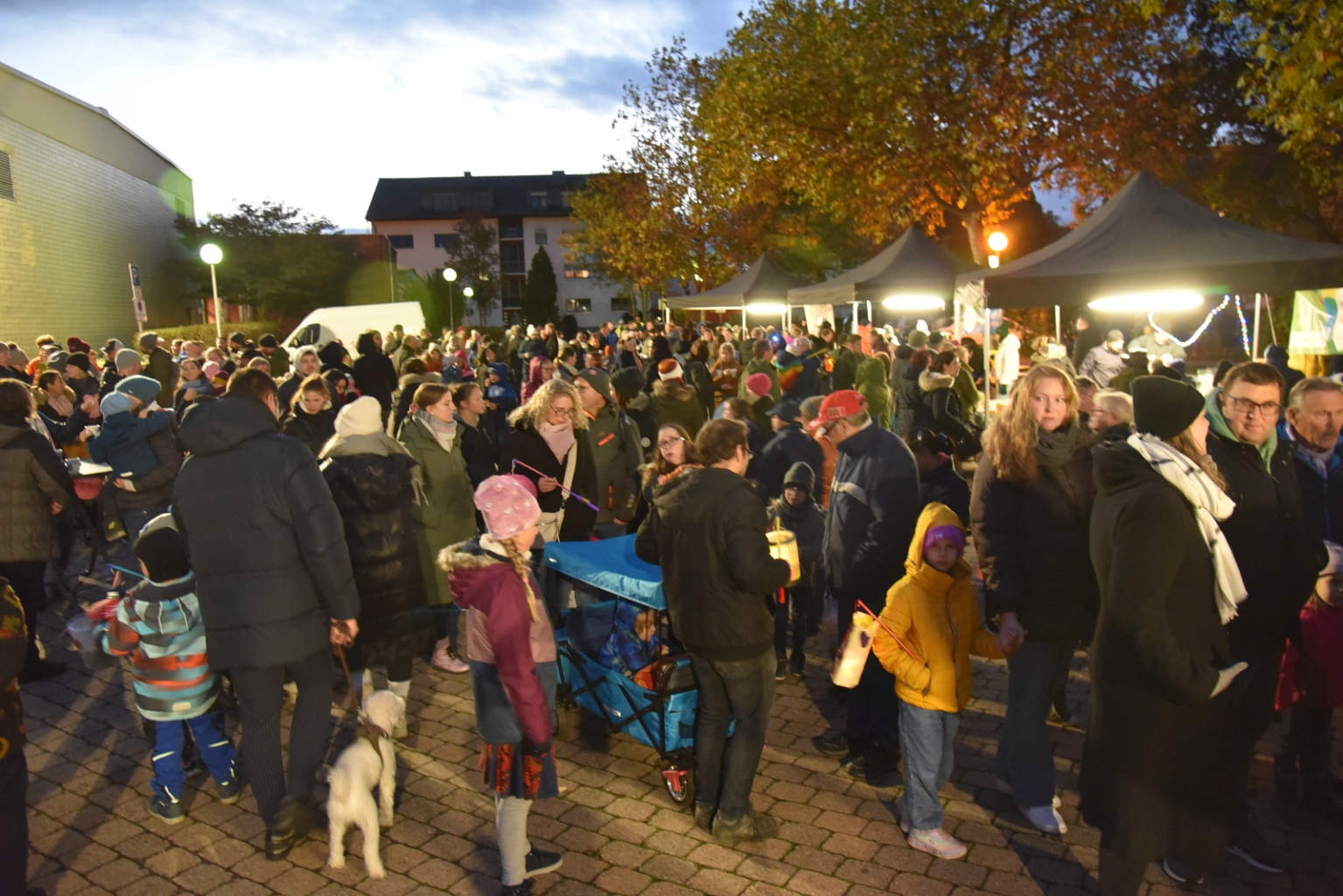 Ein Festplatz voller Menschen.