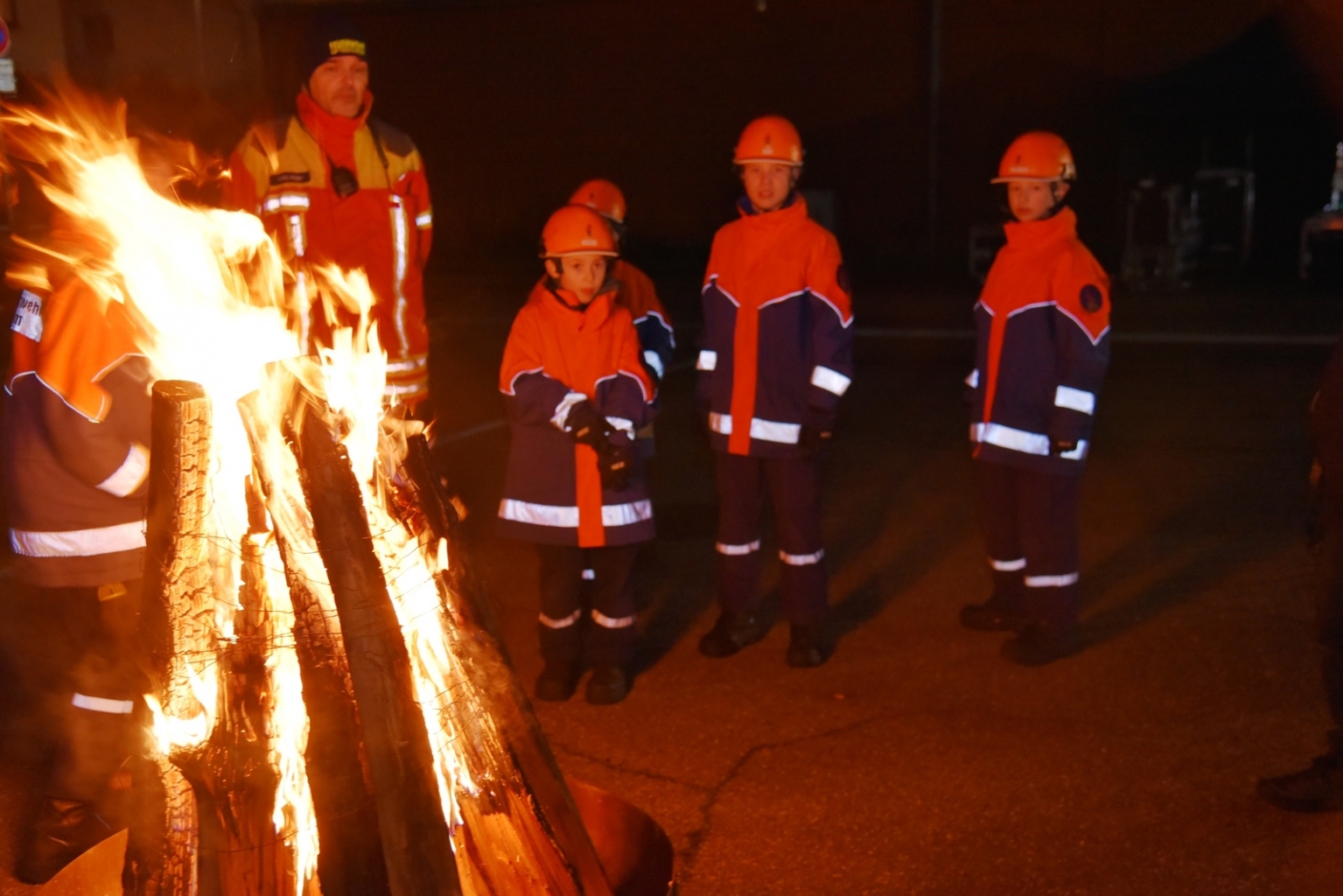 Die Jugendfeuerwehr überwachte das Martinsfeuer.
