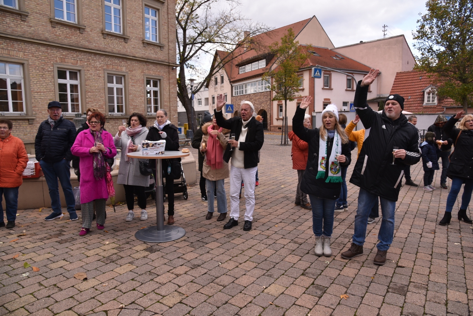Einige Oftersheimer*innen verfolgten das Spektakel vor dem Rathaus und grüßten mit Ohoi.