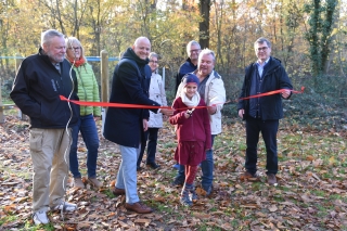 Julia Emilia Habicht schneidet das rote Band für die neuen Spielgeräte durch. Mit dabei sind Vorstandsmitglieder des Gartenbauvereins Oftersheim (Tillmann Hettinger, Martin Halter, Marina Braun und Wolfgang Schifferdecker) und Bürgermeister Pascal Seidel sowie Bauhofleiter Jochen Barisch mit seiner Mitarbeiterin Simone Orians. Julia Emilia Habicht schneidet das rote Band für die neuen Spielgeräte durch. Mit dabei sind Vorstandsmitglieder des Gartenbauvereins Oftersheim (Tillmann Hettinger, Martin Halter, Marina Braun und Wolfgang Schifferdecker) und Bürgermeister Pascal Seidel sowie Bauhofleiter Jochen Barisch mit seiner Mitarbeiterin Simone Orians.