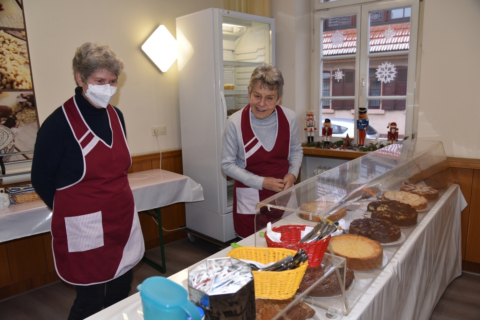 An der Kuchentheke wurde selbstgebackener Kuchen verkauft.