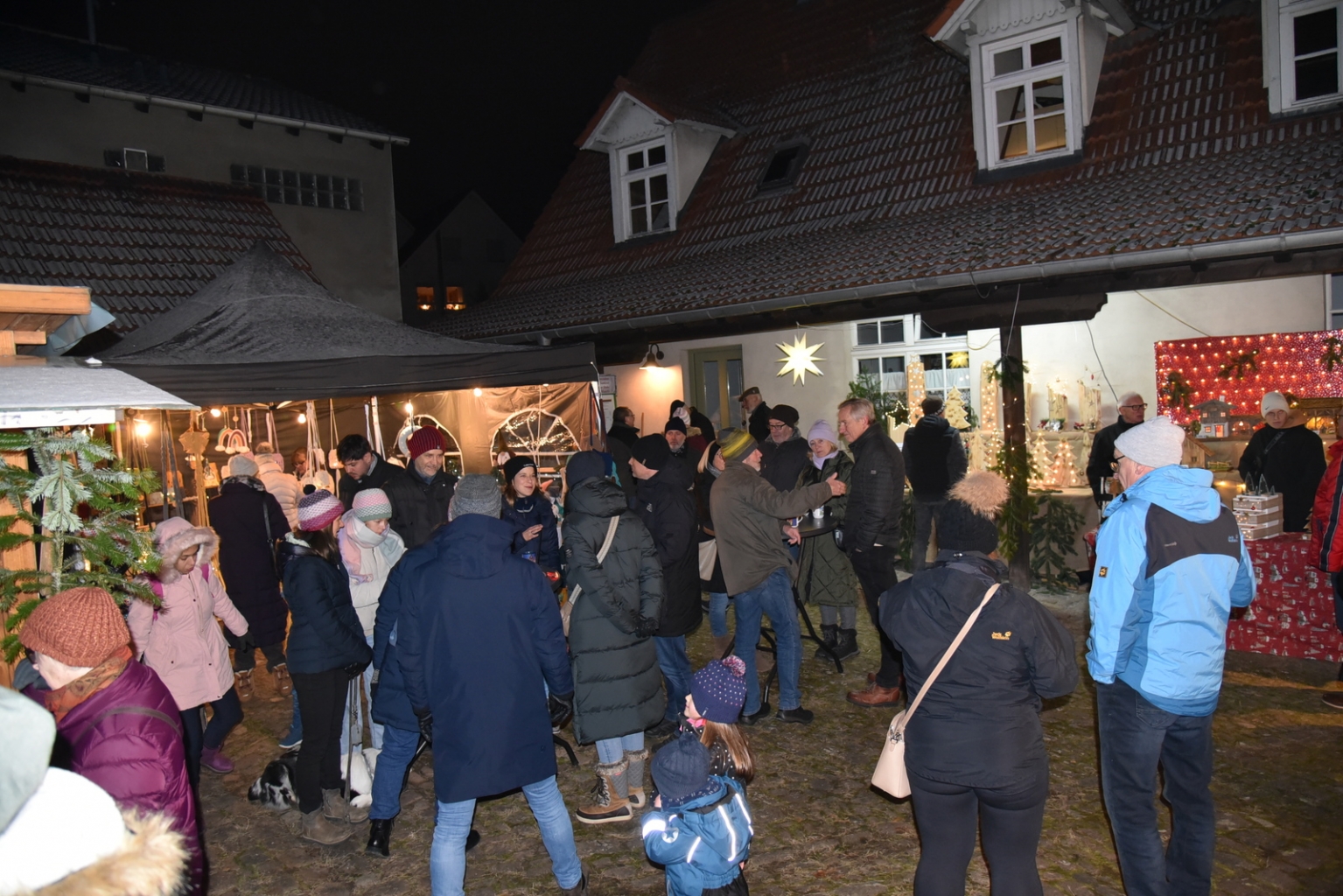 Viele Menschen nutzten die Gelegenheit, um sich beim Glühwein zu treffen und Weihnachtsgeschenke zu kaufen.