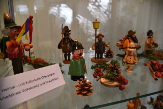 Räuchermännchen sind im Rathausfoyer ausgestellt. Räuchermännchen sind im Rathausfoyer ausgestellt.