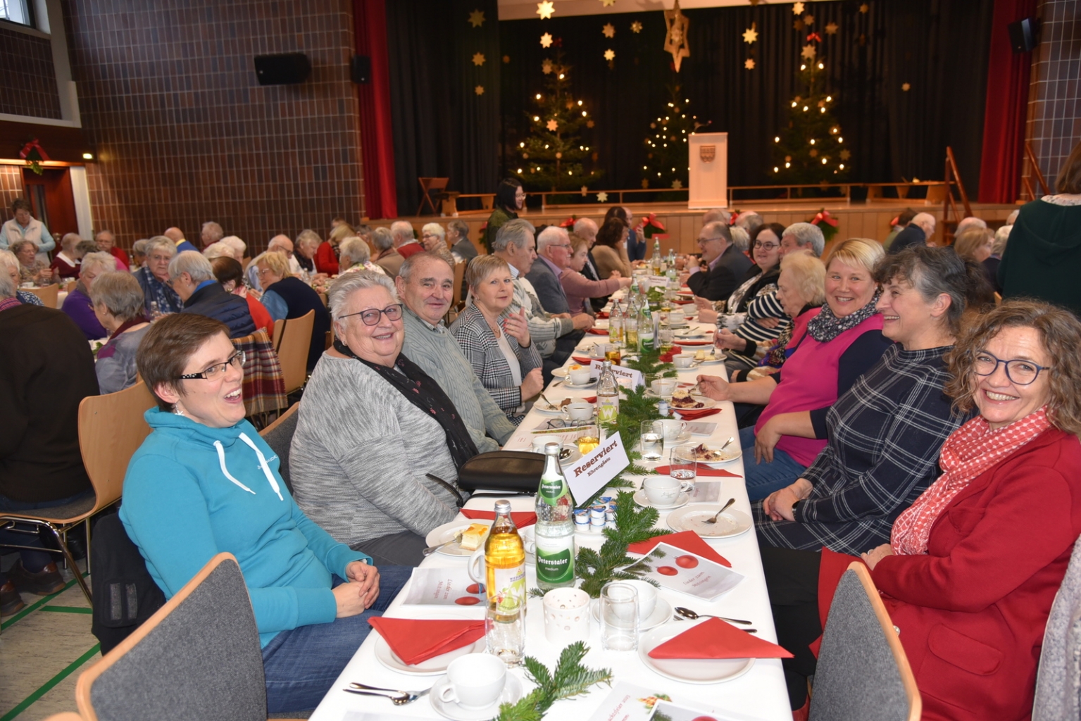 Vertreter*innen aus dem Gemeinderat, den Schulen und der Kirchen waren auch vor Ort.