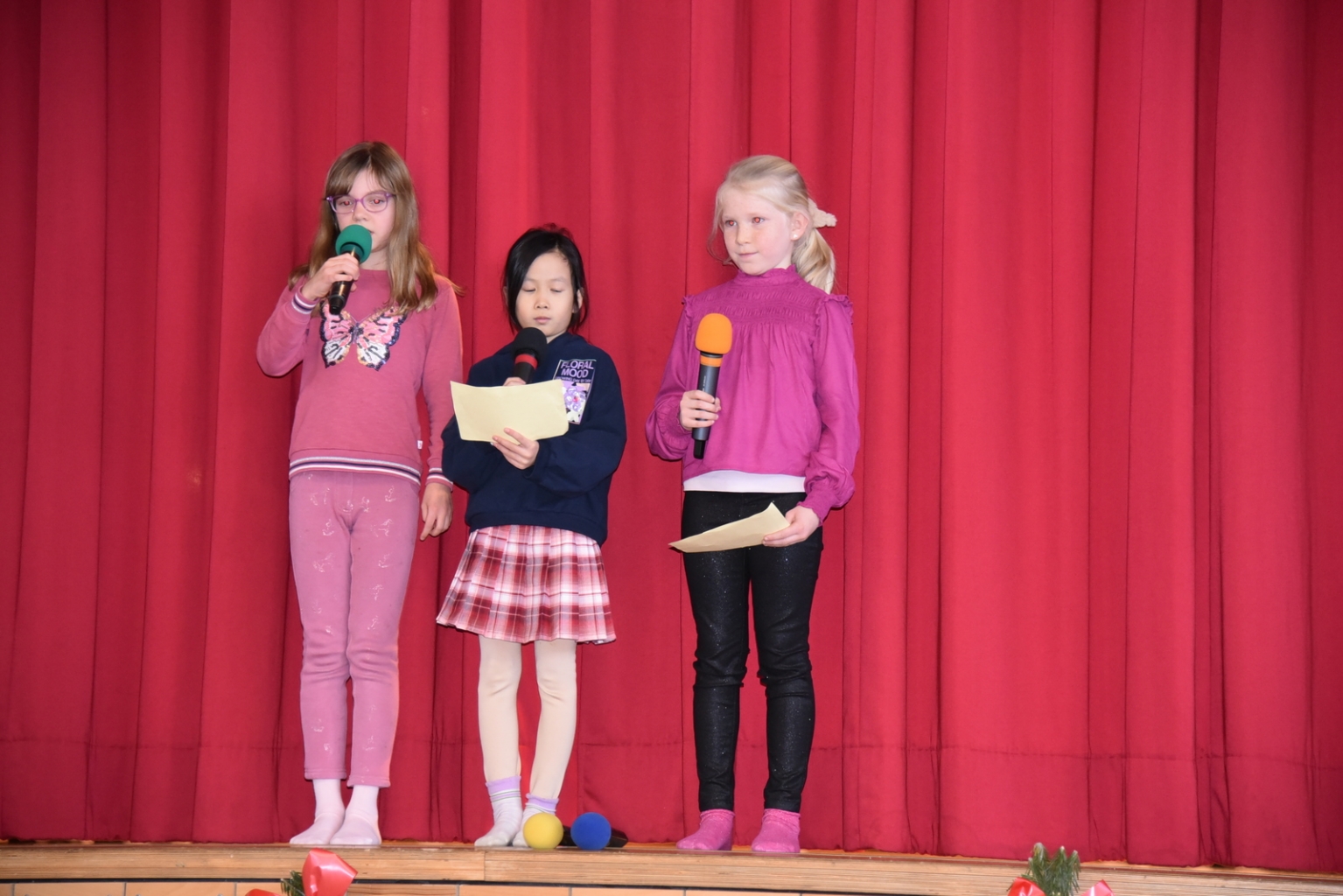 Sympathische Begrüßung durch Grundschülerinnen vor dem Musical.