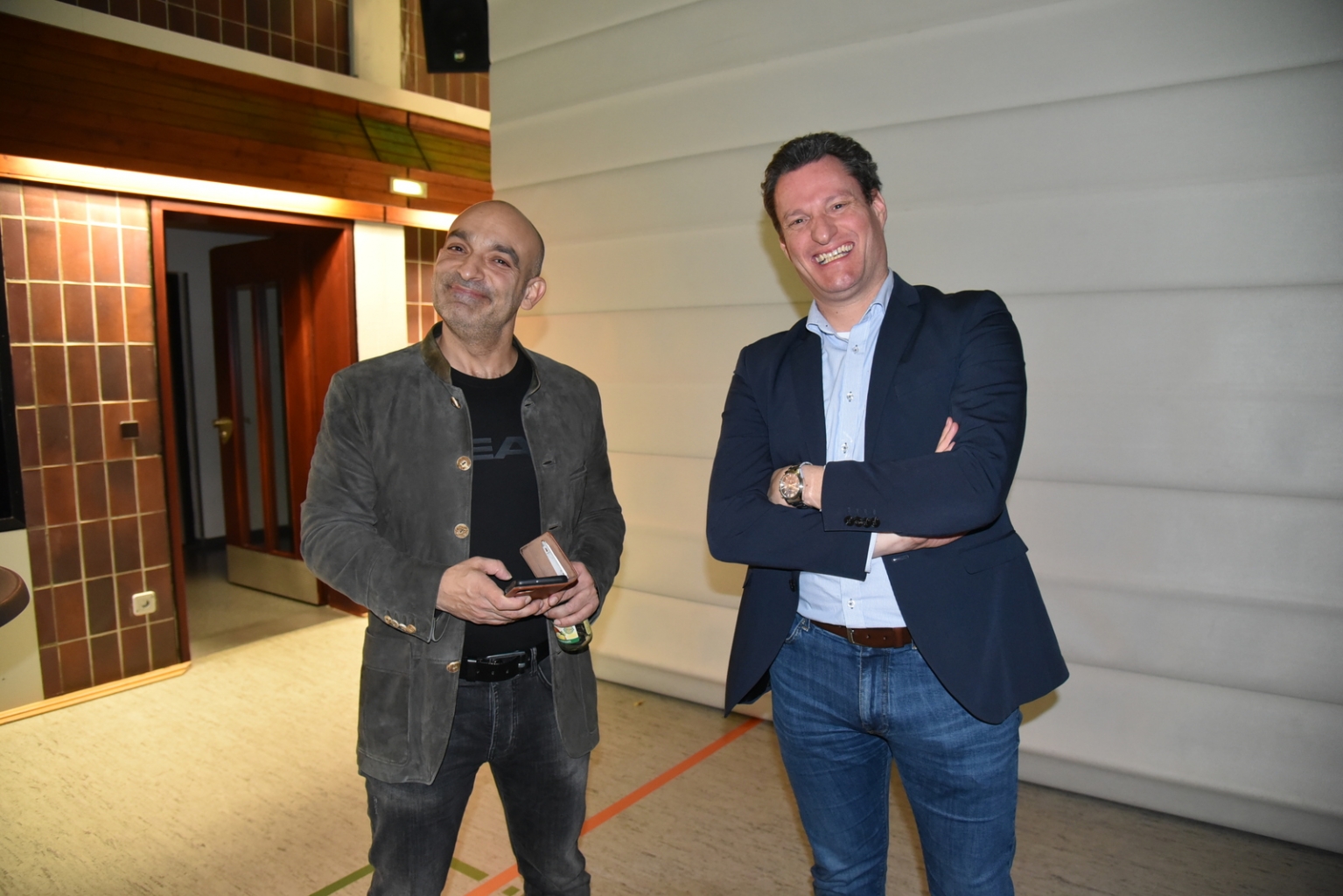 Am Ende der Veranstaltung mischte sich der Kabarettist Django Asül noch unter die Gäste. Hier im Gespräch mit Hauptamtsleiter Jens Volpp.