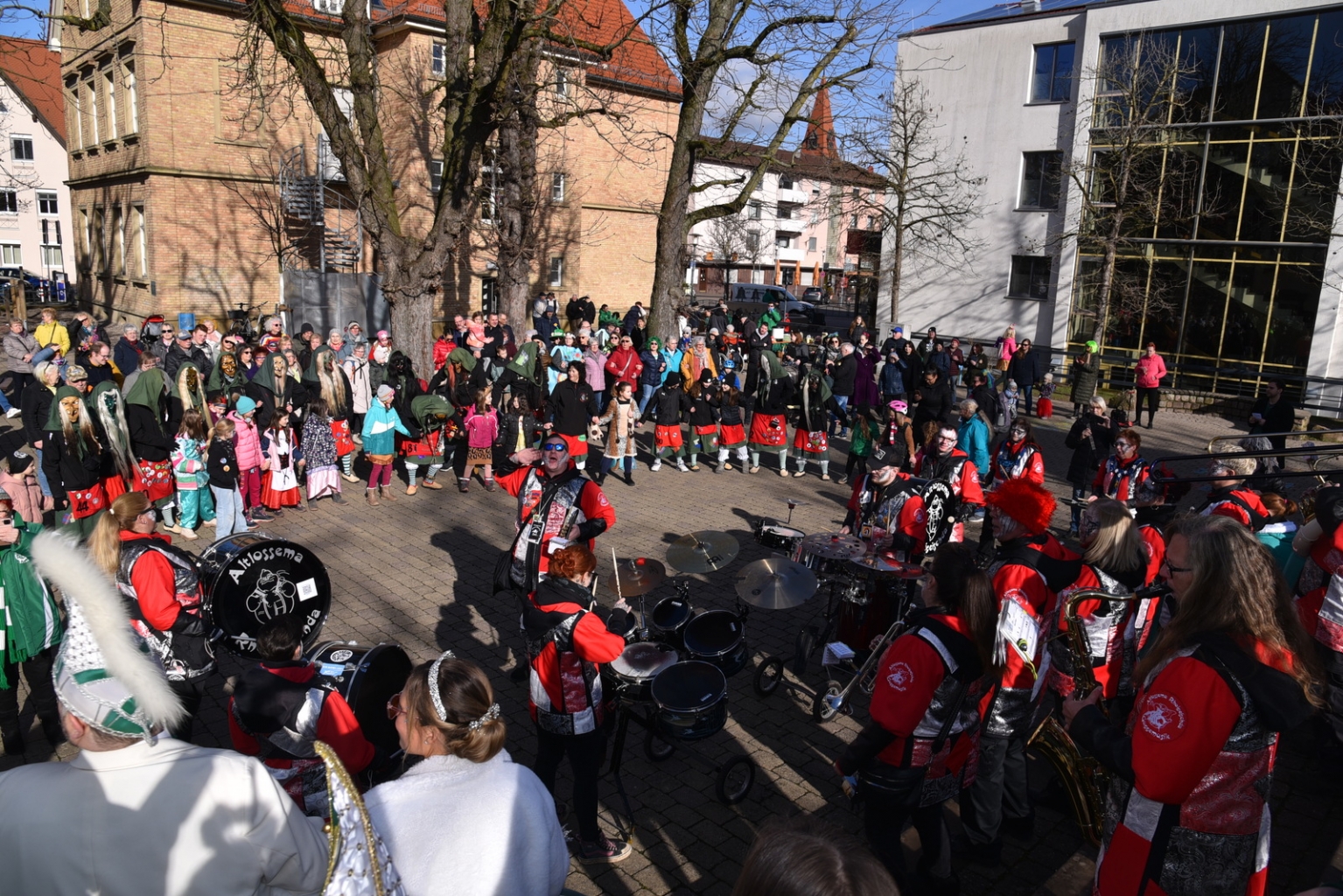 Blick in den Schulhof, viele Feierlustige waren vorbeigekommen.