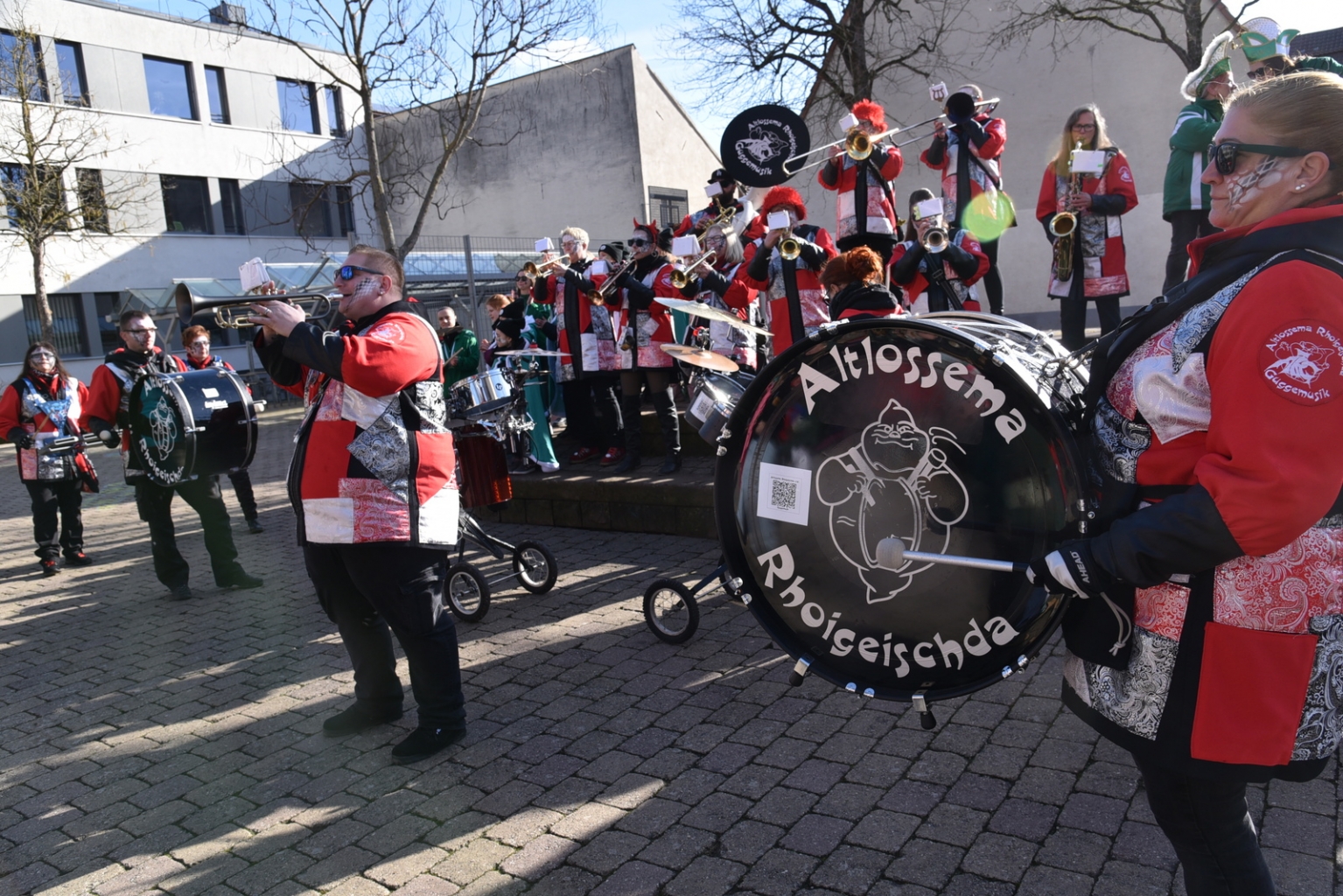 Die Altlossemer Rhoigeischda mit Pauken und Trompeten in Aktion.