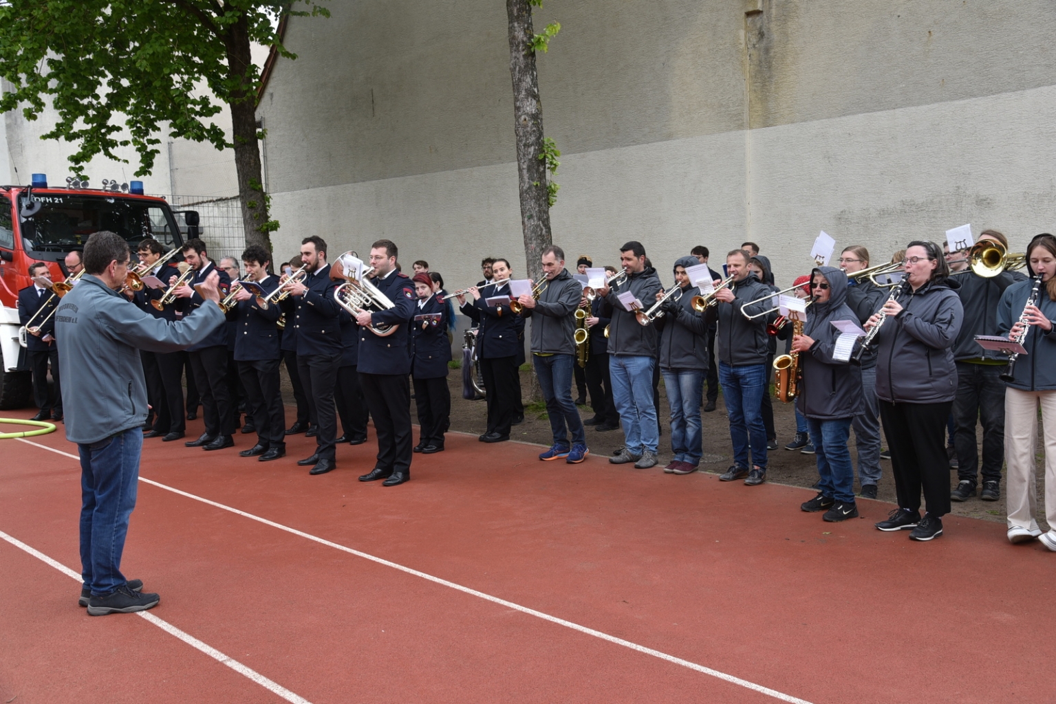 Und die Musikvereine spielten Winter ade dazu... © Gemeinde Oftersheim
