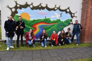 Das fertige Graffiti am Evangelischen Gemeindehaus. vlnr: Bürgermeister Pascal Seidel, Pfarrer Dr. Simon Layer, Eva Leibig vom JUZ, die jugendlichen Graffiti-Sprayer, Jugendreferent Sebastian Längerer Das fertige Graffiti am Evangelischen Gemeindehaus. vlnr: Bürgermeister Pascal Seidel, Pfarrer Dr. Simon Layer, Eva Leibig vom JUZ, die jugendlichen Graffiti-Sprayer, Jugendreferent Sebastian Längerer