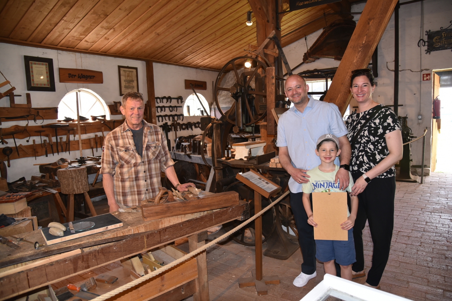 Bürgermeister Pascal Seidel war mit Frau Alexandra und seinem Sohn vorbeigekommen, hier an der Werkbank des Schreiners.