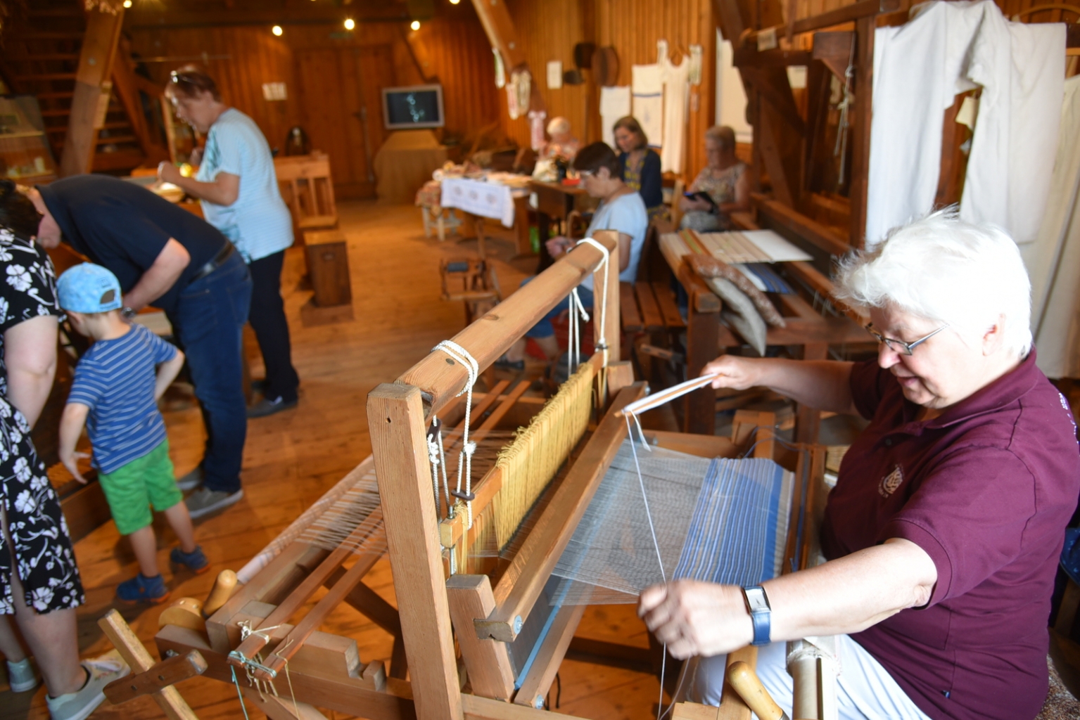 In der Museumsscheune konnte man Frauen beim Weben, Zigarrendrehen oder Spinnen zuschauen.