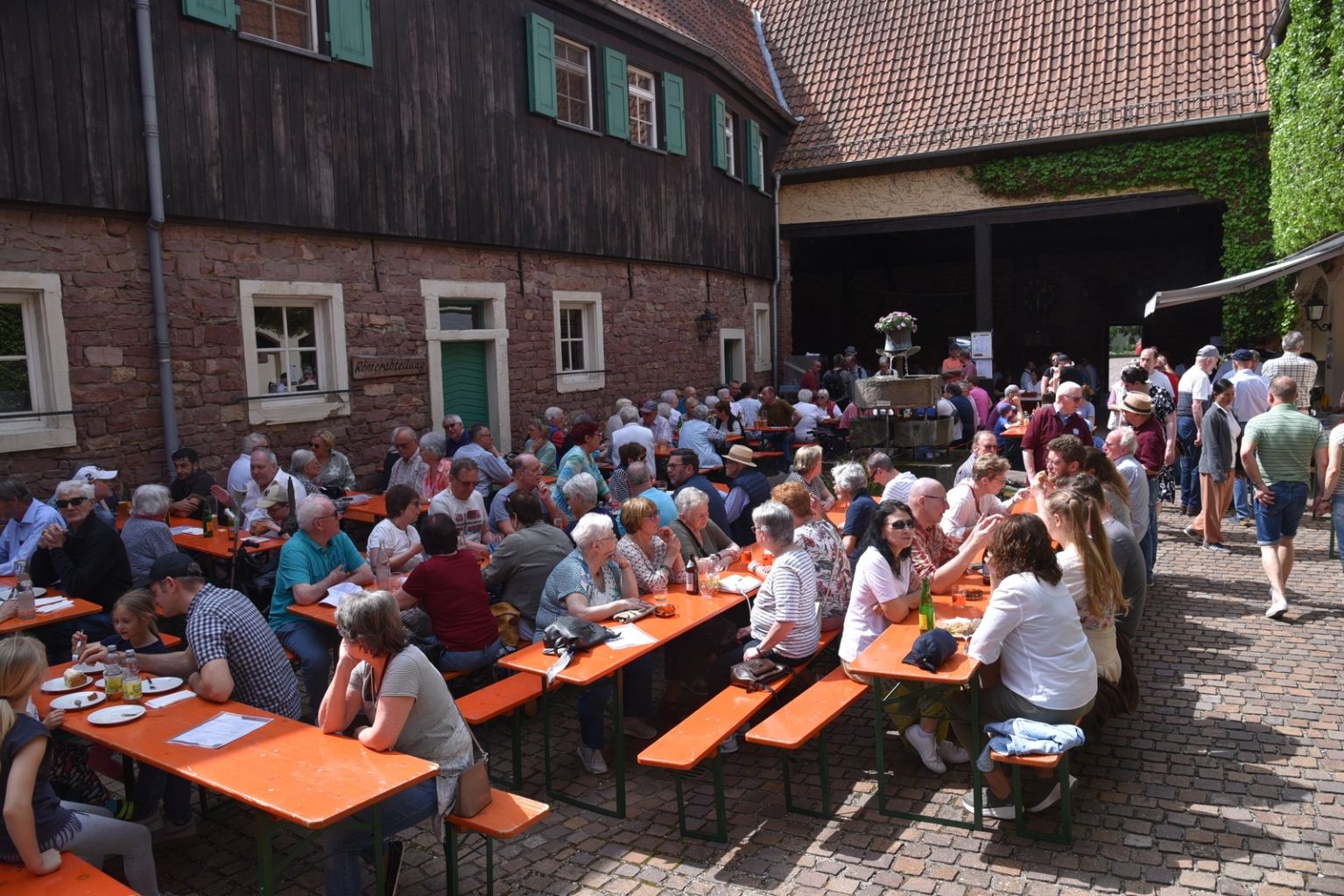 Die Besucherinnen und Besucher kamen in Strömen, das Wetter war mehr als einladend.