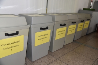 Wahlurnen müssen vorbereitet werden. Wahlurnen müssen vorbereitet werden.