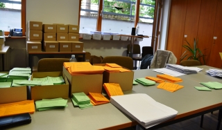 Viele Stimmzettel für die Gemeinderats- und Kreistagswahl müssen in adressierte Umschläge gepackt werden. Viele Stimmzettel für die Gemeinderats- und Kreistagswahl müssen in adressierte Umschläge gepackt werden.