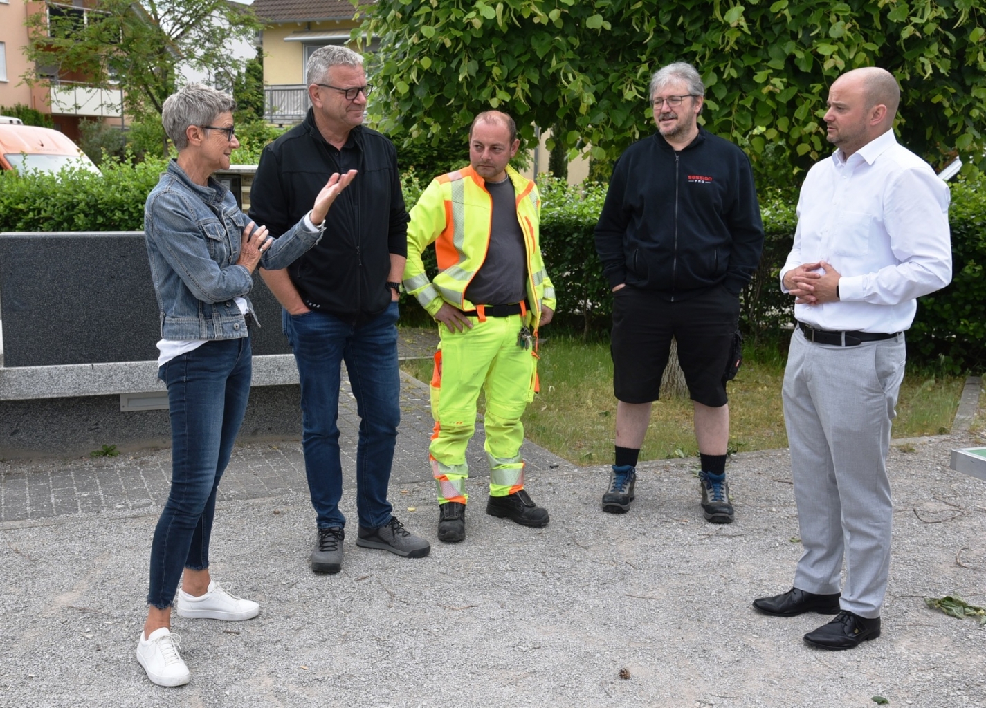 Bei einem Vor-Ort-Termin auf dem Lessingplatz haben alle Beteiligten, von der Technik bis zum Bauhof, Einzelheiten besprochen und die Idee für gut befunden. Vlnr: Ute Walter, Jochen Barisch, Dennis Dilger, Uwe Schad, Bürgermeister Pascal Seidel.