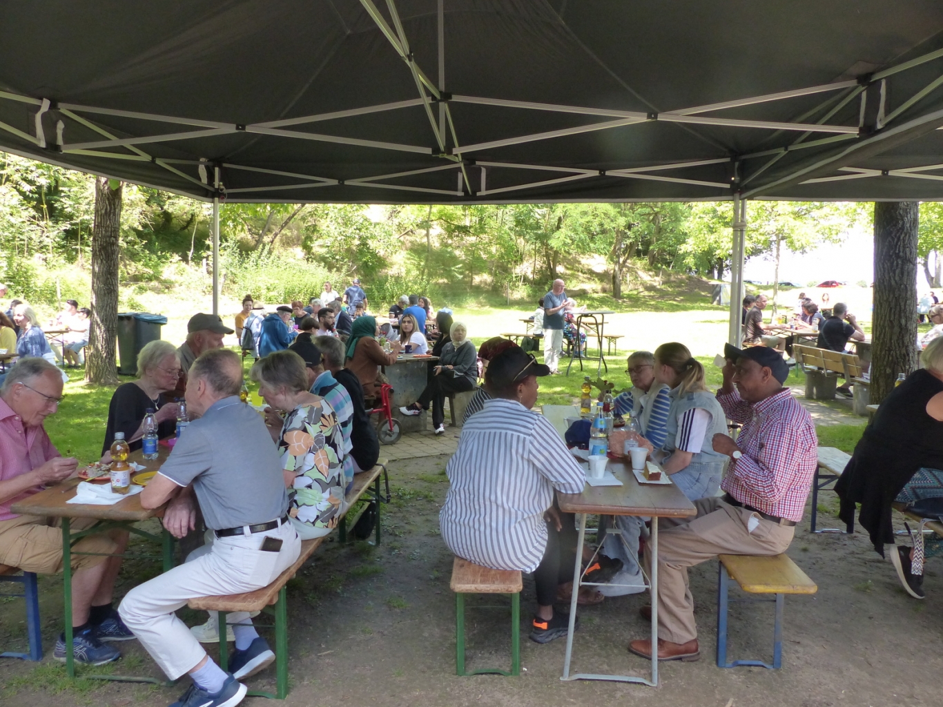 Viele Gäste kamen zum Mitfeiern auf das Sommerfest des Asylkreises.